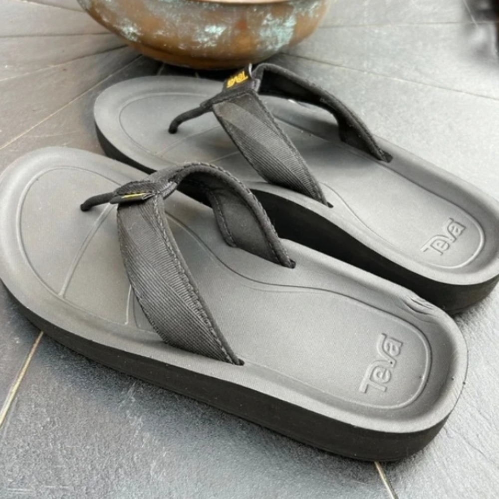 Black canvas flip flops sandals